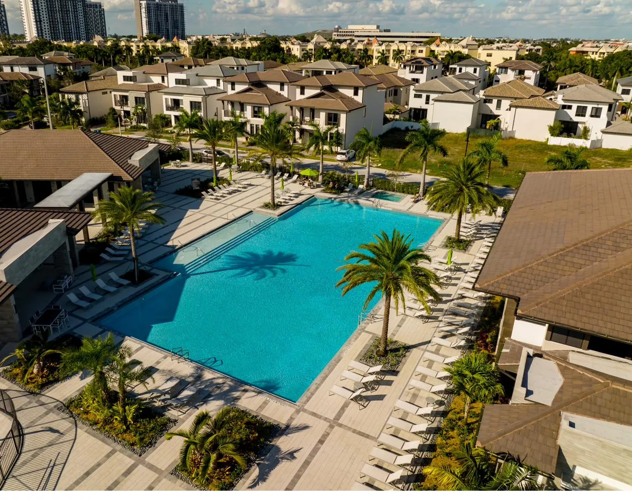 Vista aérea de una comunidad en Miami con piscina estilo resort