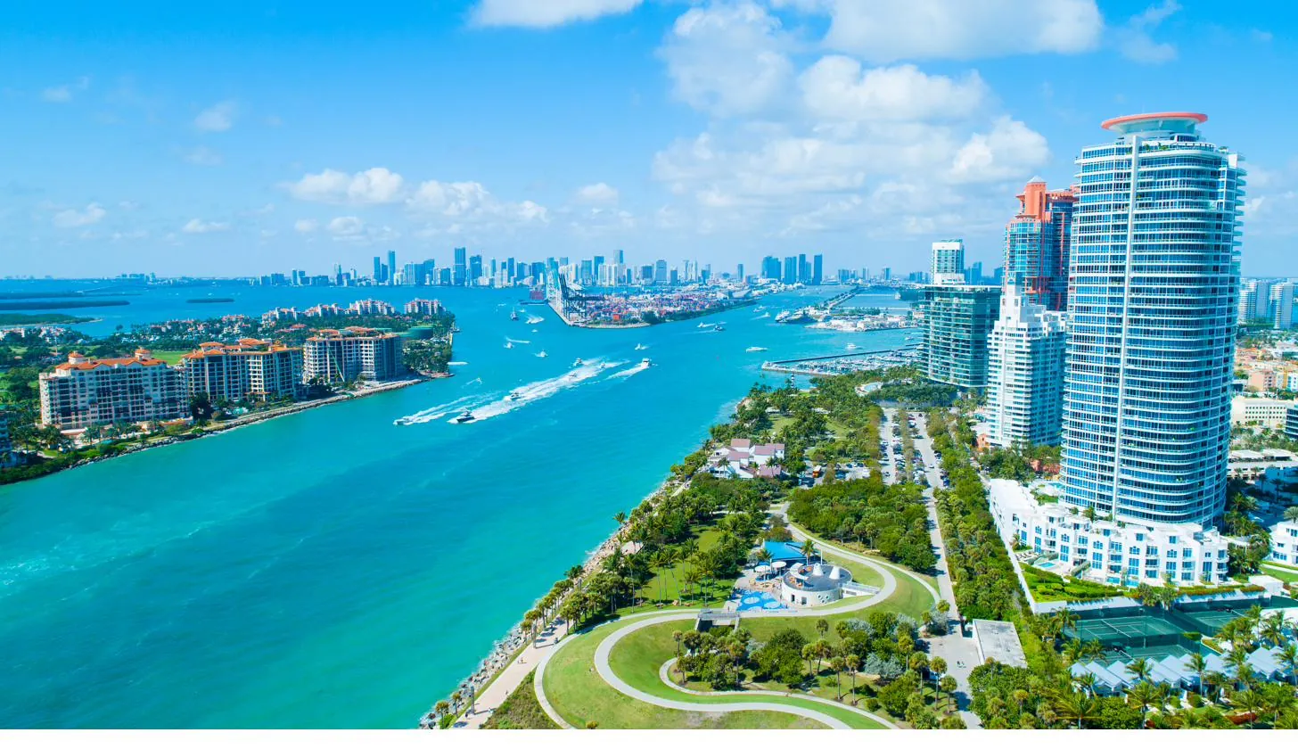 Vista aérea de la costa, parques y horizonte de Miami