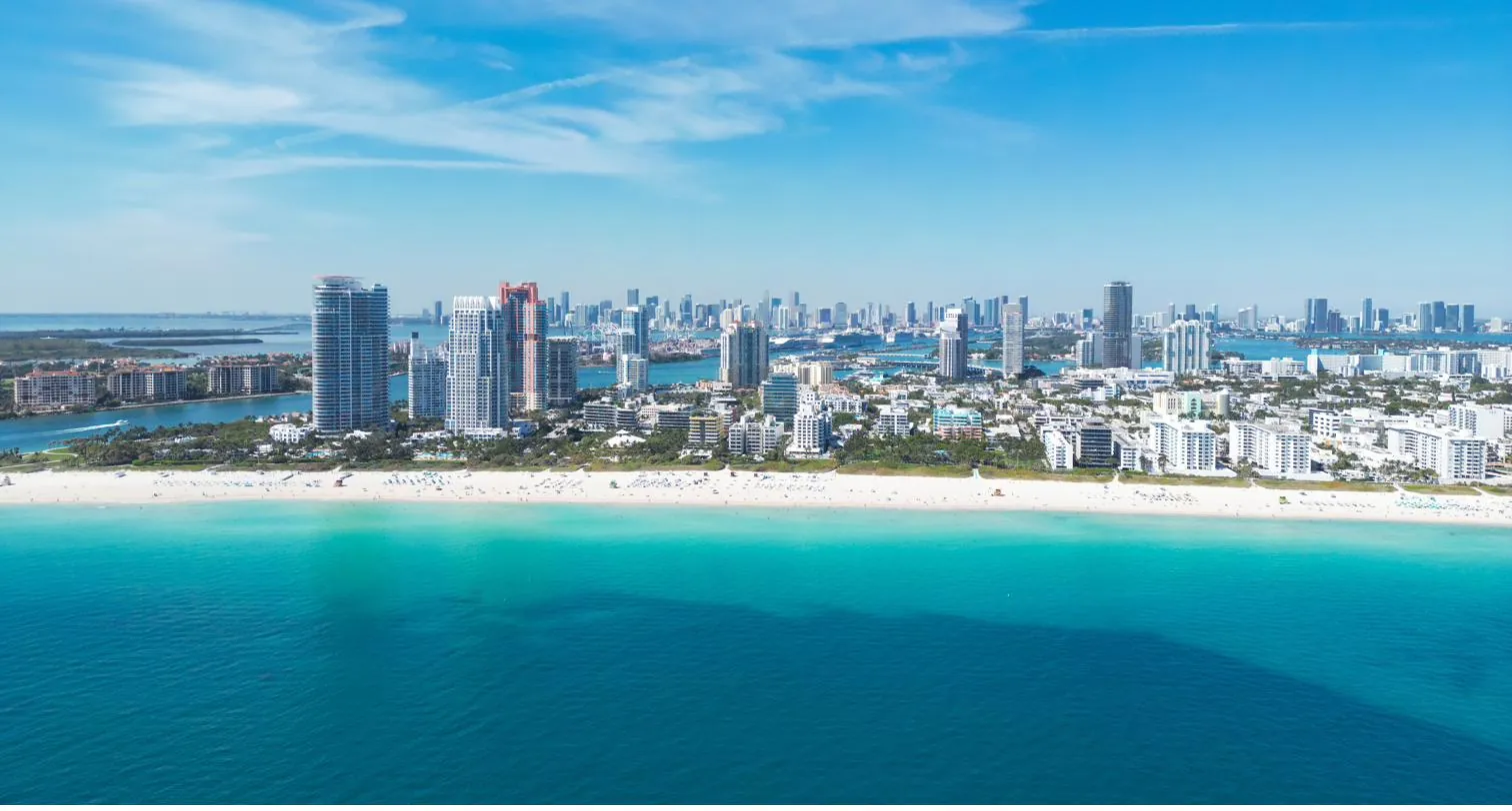 Vista aérea de South Beach, Miami, con aguas turquesas y el horizonte de la ciudad